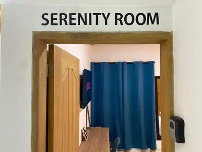 a sign for a security room with blue curtains at Serenity Room, Habitación doble - solo a una cuadra del parque in Carmen de Viboral