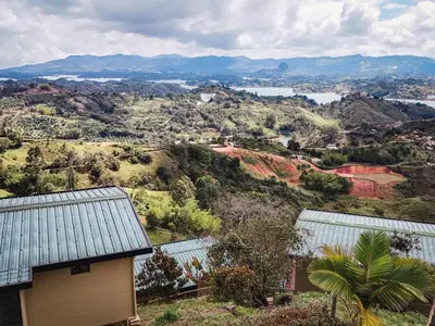 a view of a hill with houses and trees at Alto Sereno in Horizonte
