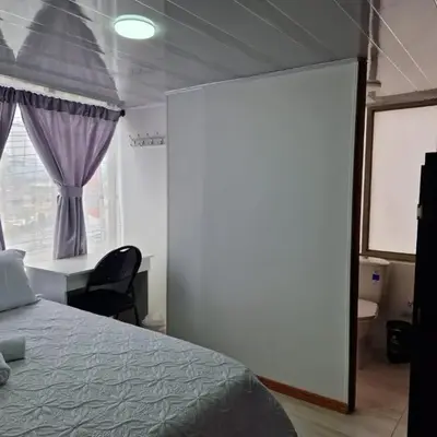Habitación baño privado garaje moto