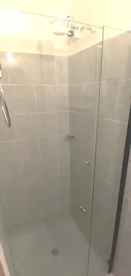 a shower with a glass door with a sink at Apartamento Aeropuerto Rionegro in Rionegro