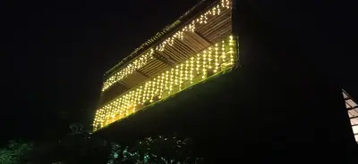 a building with lights on the side of it at Kcafe Ancestral Glamping in Venecia