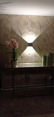 a light on a table with a vase of flowers on it at Kcafe Ancestral Glamping in Venecia