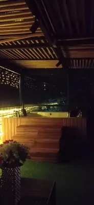 a room with a wooden stage with lights at Kcafe Ancestral Glamping in Venecia