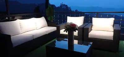 a balcony with two couches and a vase of flowers at Kcafe Ancestral Glamping in Venecia