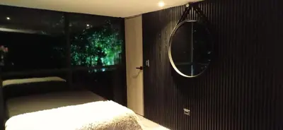 a bedroom with a bed and a round mirror at Kcafe Ancestral Glamping in Venecia
