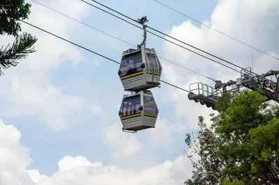 two cable cars on aigle in the sky at Apto Acogedor Cerca Metrocable in Medellín