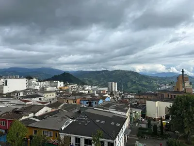 a city with buildings and mountains in the background at Sofisticado con Ubicación privilegiada - Estrato 5 in Manizales