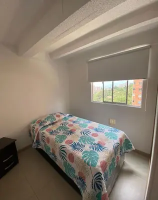a bedroom with a bed and a window at Lindo Apartamento Amoblado en buen sector en Sabaneta in Sabaneta