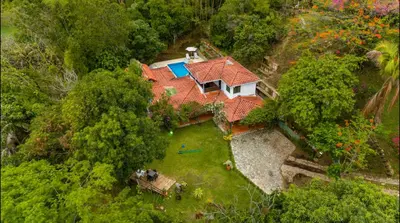 an overhead view of a house with a red roof at Espectacular finca Familiar en sopetran Antioquia in Sopetran