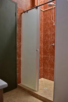 a shower with a glass door in a bathroom at Espectacular finca Familiar en sopetran Antioquia in Sopetran
