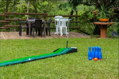 an inflatable game of golf in the grass at Espectacular finca Familiar en sopetran Antioquia in Sopetran