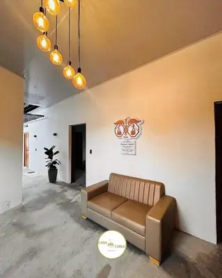 a couch sitting in the middle of a room at Casa del Cable in Mariquita