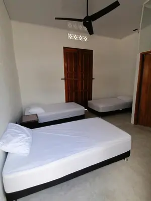 a bedroom with two beds and a window at Casa del Cable in Mariquita