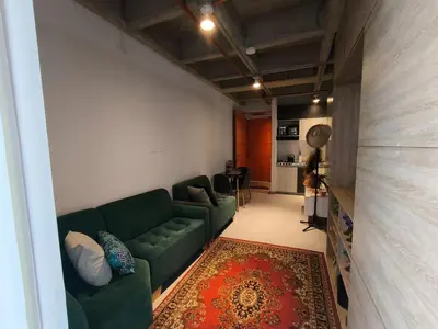 a living room with a green couch and a rug at Incleible Apartamento en Sabaneta in Sabaneta