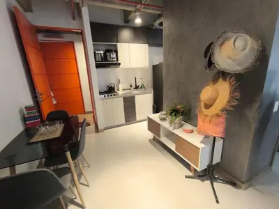 a small kitchen with a table and chairs in a room at Incleible Apartamento en Sabaneta in Sabaneta