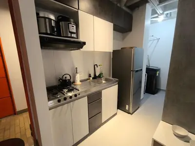 a kitchen with a stove and a refrigerator at Incleible Apartamento en Sabaneta in Sabaneta