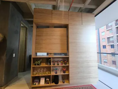a room with a wall with a shelf with vases at Incleible Apartamento en Sabaneta in Sabaneta
