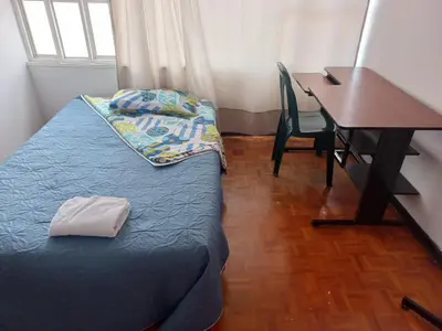 a room with a bed and a table and a desk at Residencias Universitarias La Casa de Lu sede Estrella in Manizales