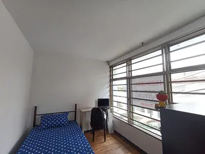 a bedroom with a bed and a large window at Residencias Universitarias La Casa de Lu sede Estrella in Manizales