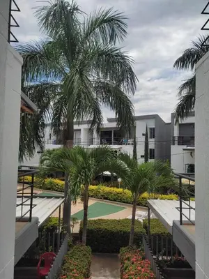 a tennis court in a courtyard with palm trees at Apartasol Familiar 2 in Santa Fe de Antioquia