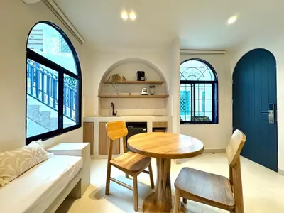 a living room with a table and a couch at Villa kalah in Puerto Triunfo