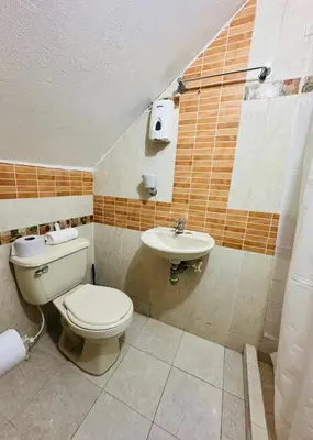 a bathroom with a toilet and a sink at Santorini Colombiano in Puerto Triunfo