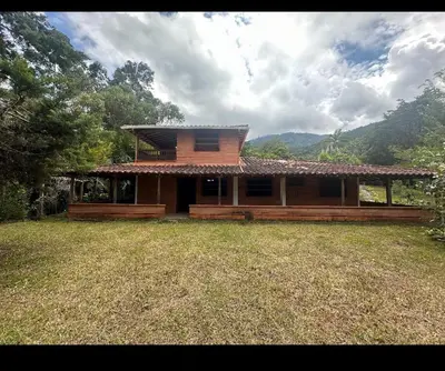 a house with a large yard in front of it at Paraiso del Nomada in Barbosa