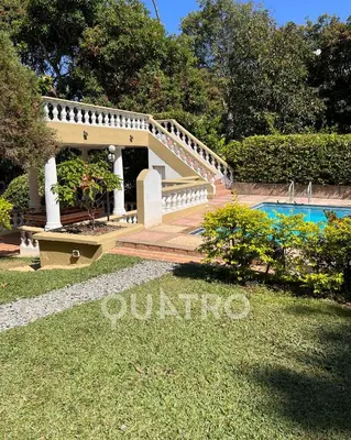 a house with a staircase next to a swimming pool at finca de recreo in Sopetran
