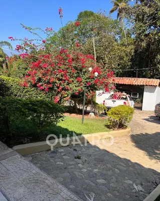 a tree with red flowers on it in a yard at finca de recreo in Sopetran