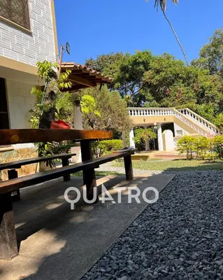 a picnic table in front of a building at finca de recreo in Sopetran