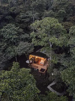 an overhead view of a house in the middle of a forest at Onirico Refugio in Medellín