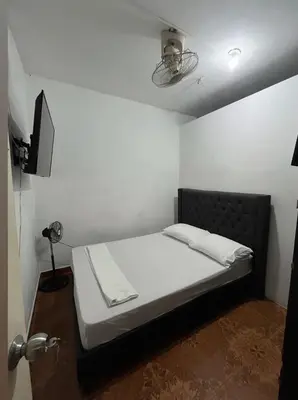 a small bedroom with a bed and a tv at Apartamento Amoblado en Doradal in Las Mercedes