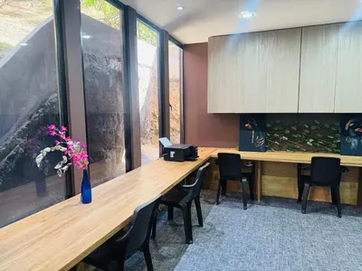 a room with a long table with chairs and a fishtank at Apartaestudio en el poblado cerca a Povenza 241 in Medellín