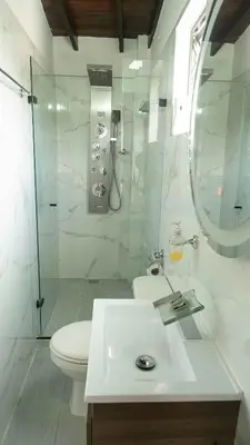a bathroom with a shower and a toilet and a sink at Hermoso Apartamento Poblado - Manila in Medellín