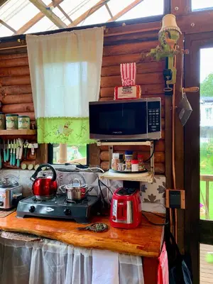 a kitchen with a stove and a microwave on a counter at Cabaña Caballo Dorado in Guarne