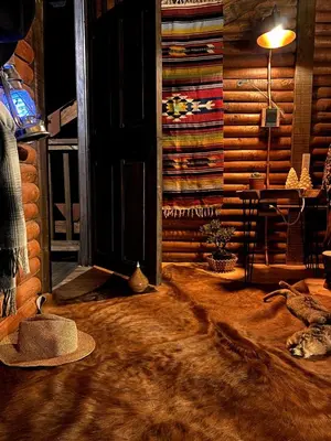 a room with a door and a hat on the floor at Cabaña Caballo Dorado in Guarne