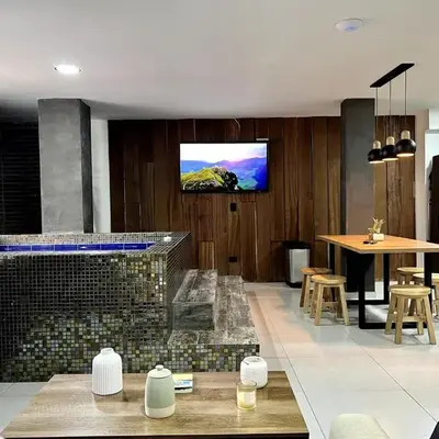 ARYA - Huge Hot Tub & AC Steps from Lleras Park