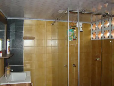 a bathroom with a shower and a sink at Valle Sereno, Hospedaje rural cerca del Salto del Buey in Abejorral