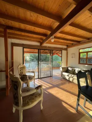 a living room with a couch and chairs at Finca Acogedora con Área de BBQ, Parking Privado y Hamacas in Guarne