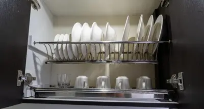 a shelf with white plates and glasses in a kitchen at Apartamento a 15 minutos Aeropuerto y Rionegro in Rionegro