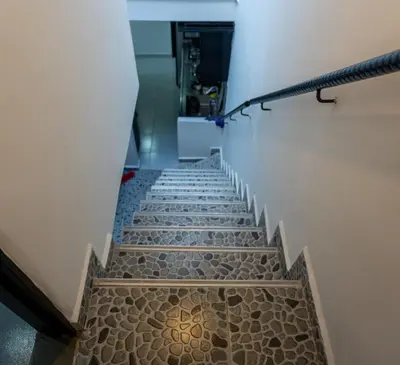 a stairway in a building with stone steps at Apartamento a 15 minutos Aeropuerto y Rionegro in Rionegro