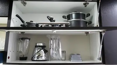 a kitchen shelf with pots and pans on it at Apartamento a 15 minutos Aeropuerto y Rionegro in Rionegro