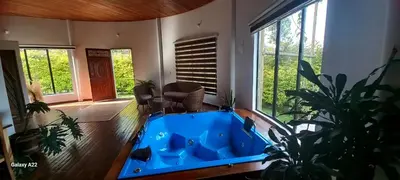 a living room with a blue fish tank in the middle at Cinco Elementos in El Peñol