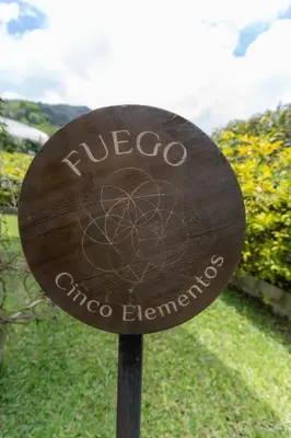 a sign that says frio elhamento on a field at Cinco Elementos in El Peñol
