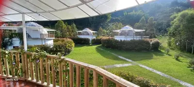 a view of a yard with houses and a fence at Cinco Elementos in El Peñol