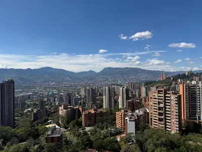 a view of a city with buildings and mountains at Gran loft cerca al tesoro y al lleras 121 in Medellín