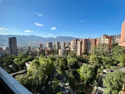 a view of a city with trees and buildings at Gran loft cerca al tesoro y al lleras 121 in Medellín