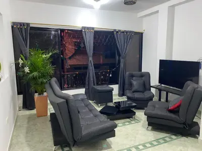 a living room with couches and a piano at Apartamento a 5 minuto de hacienda napoles y el santorine colombiano in Doradal