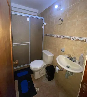a bathroom with a toilet and a shower and a sink at Apartamento a 5 minuto de hacienda napoles y el santorine colombiano in Doradal