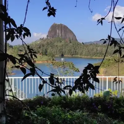 Finca Con Hermosa Vista a la Piedra del Peñol y Jacuzzi Grande